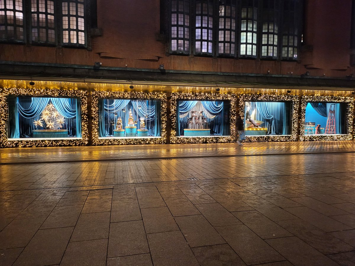 Expositie in Den Haag
<a href="/deBijenkorf/">de Bijenkorf</a> #kerst