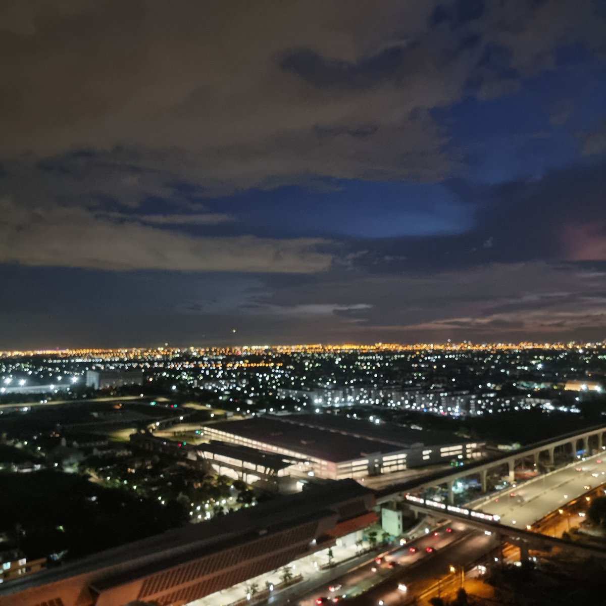 Sky at night with clouds.  
#GTA6trailer #InBloom1stWin #IdolyfePanaroma #ZEROBASEONE1stWin #11ProSeries5GLaunch #opay #хтивийпонеділок #겨울하늘에서_발견한_수빈이라는별 #BlueJays