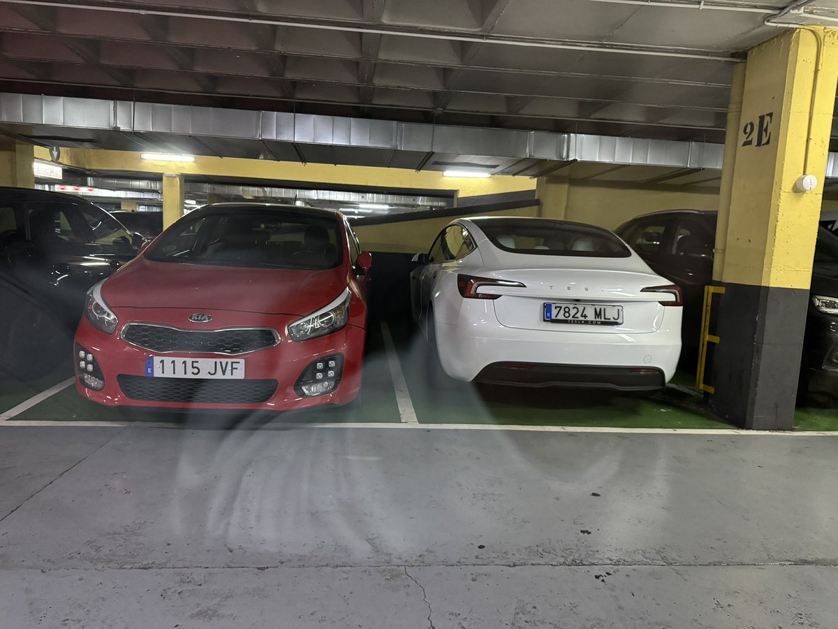 earcos's tweet image. Si eres el dueño de un Tesla Model 3 blanco con matrícula 7824 MLJ, y tienes un golpe en la puerta izquierda, este es el coche de la persona que lo hizo. Fueron 3 golpes con su puerta. Y parecía a posta.