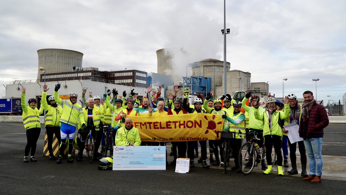 La centrale et ses salariés mobilisés 🤝 pour le #Telethon2023. Les 6200 euros collectés ont été remis au <a href="/Telethon_France/">AFM-Téléthon</a> à l’occasion du passage du peloton du Fil de l’énergie. Vous aussi 🫵 engagez-vous ! #dons #solidarité