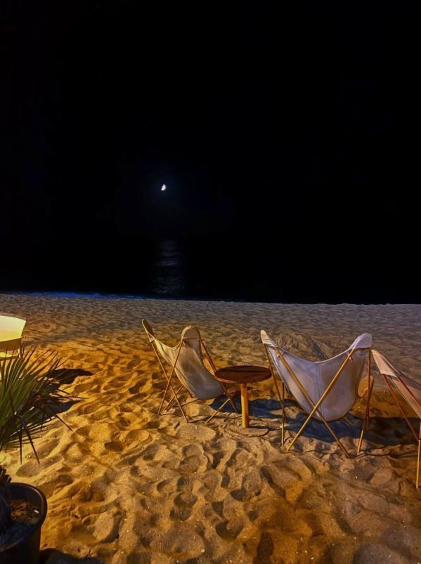 sahil kenarı, iki sandalye, seni anlayan biri..