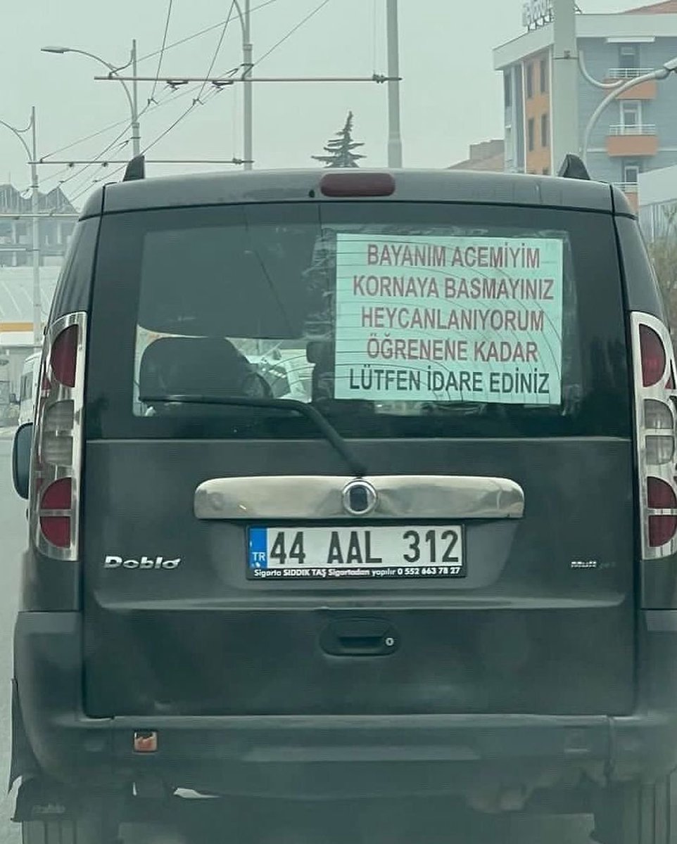 Malatya’da acemi kadın sürücünün aracına astığı afiş gündem oldu.