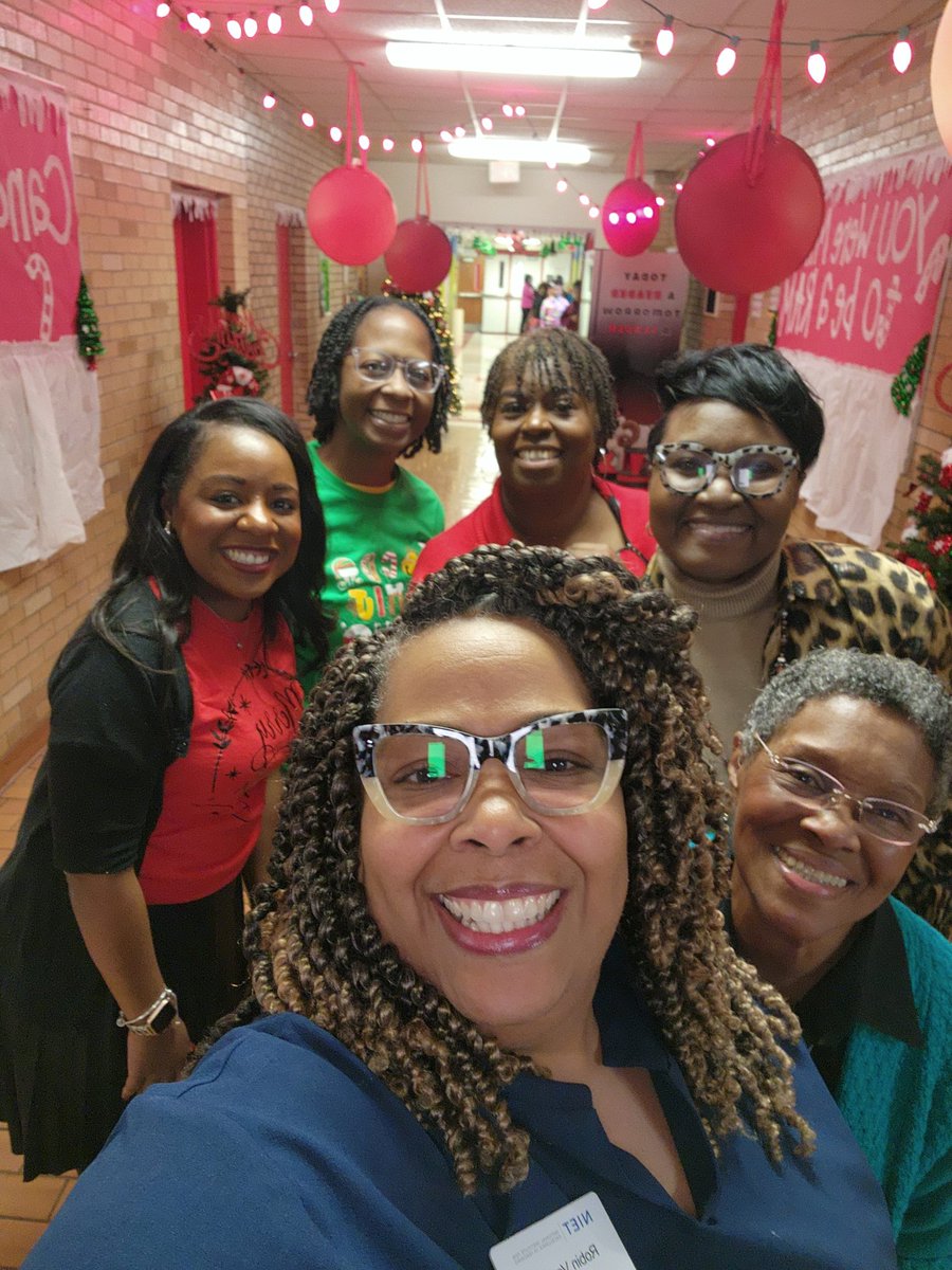RVariest's tweet image. Who wouldn&apos;t love a job that positions you to support such dedicated and effective educators? Robinson Elementary definitely has holiday spirit. They&apos;re monitoring the impact of a festive environment on student behavior. @intrepid898 @TheresaHamiton