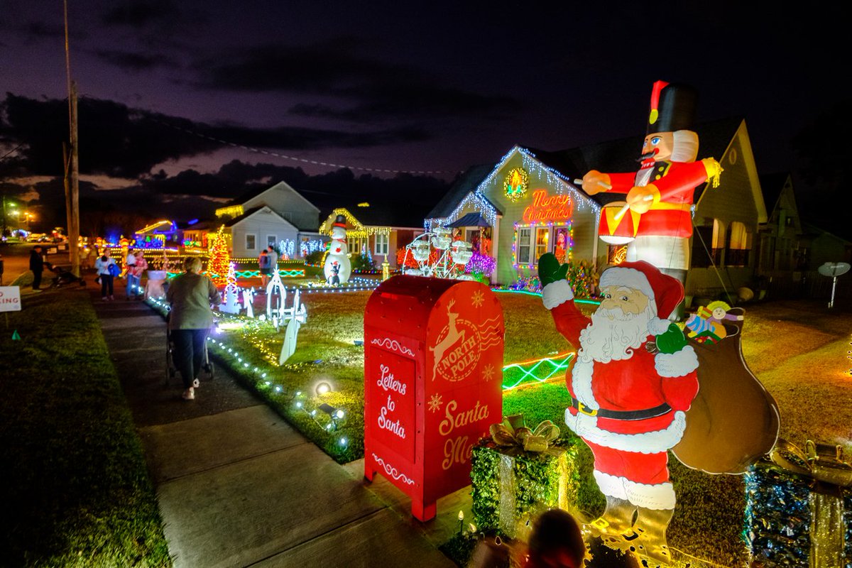 LakeCharlesCVB's tweet photo. Let the lights SHINE! Plan your trip to view our holiday light displays!🎄❄

You can even view some of these displays from the comfort of a horse-drawn carriage or train ride!🐴

List of light displays and Christmas events: https://t.co/FIXc7TJlUI https://t.co/MaZH83c7Jr