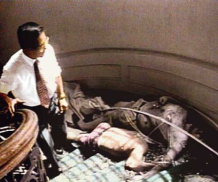 veroisapunk's tweet photo. Fujimori es odiado por estas dos imágenes.

Hizo lo mismo que hizo Bukele en un escenario peor: enfrentó al terrorismo comunista y luego la mafia caviar no se lo perdonó. 

Contemos la verdadera historia, hagamos tendencia mundial #FujimoriLibertad 🇵🇪 https://t.co/yHvJm17xKN