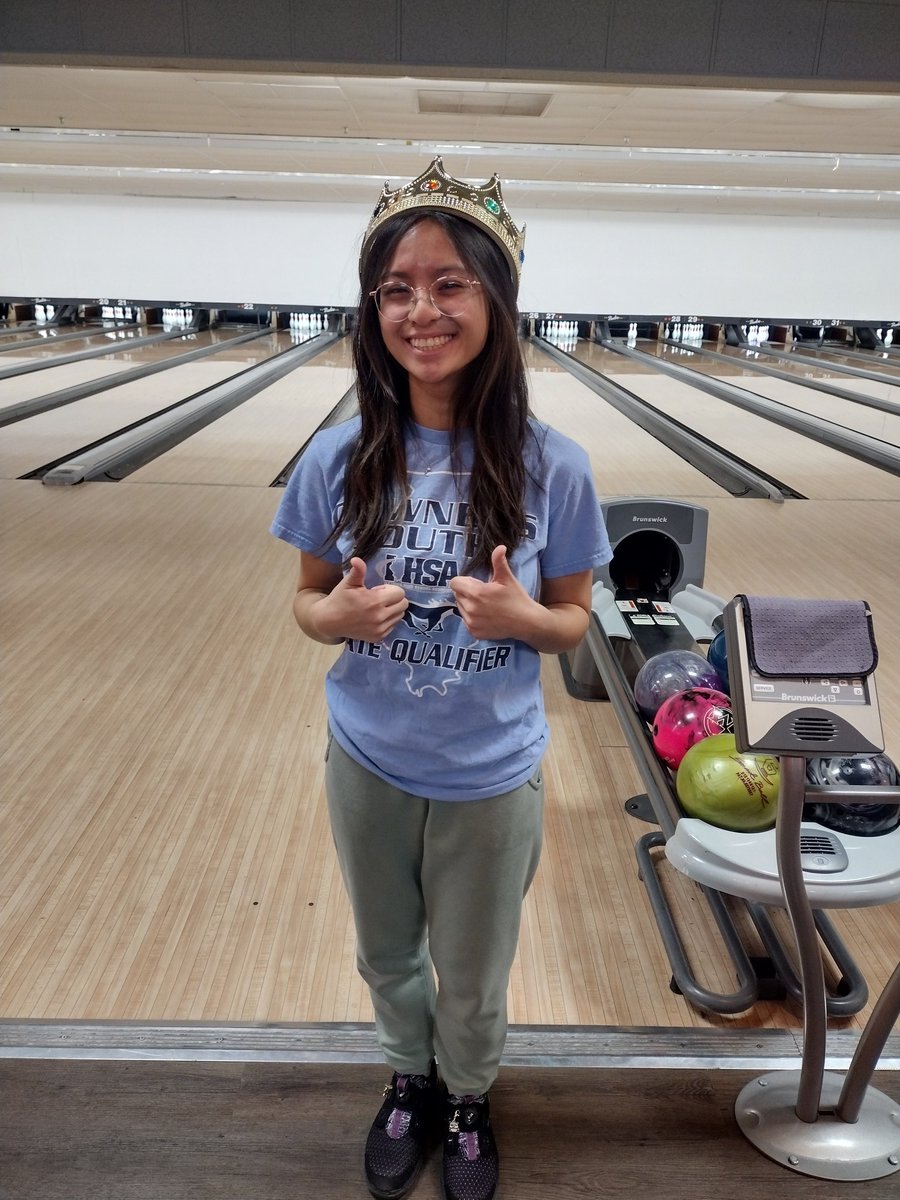 DGSBowling's tweet photo. A new Queen was crowned at yesterday's practice.  Congrats to Karissa Reyes on taking the throne!!! Good luck to the Mustangs as they look to stay undefeated in conference today.  #hoorah #positivementalattitude #DGSpride https://t.co/QwT4meg4tO