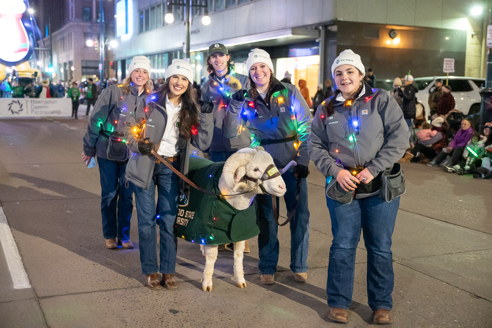 ColoradoStateU's tweet image. Sleigh, @csumband 🛷 ✨
Sights from the Parade of Lights in Denver last weekend 🎷🎺 🥁