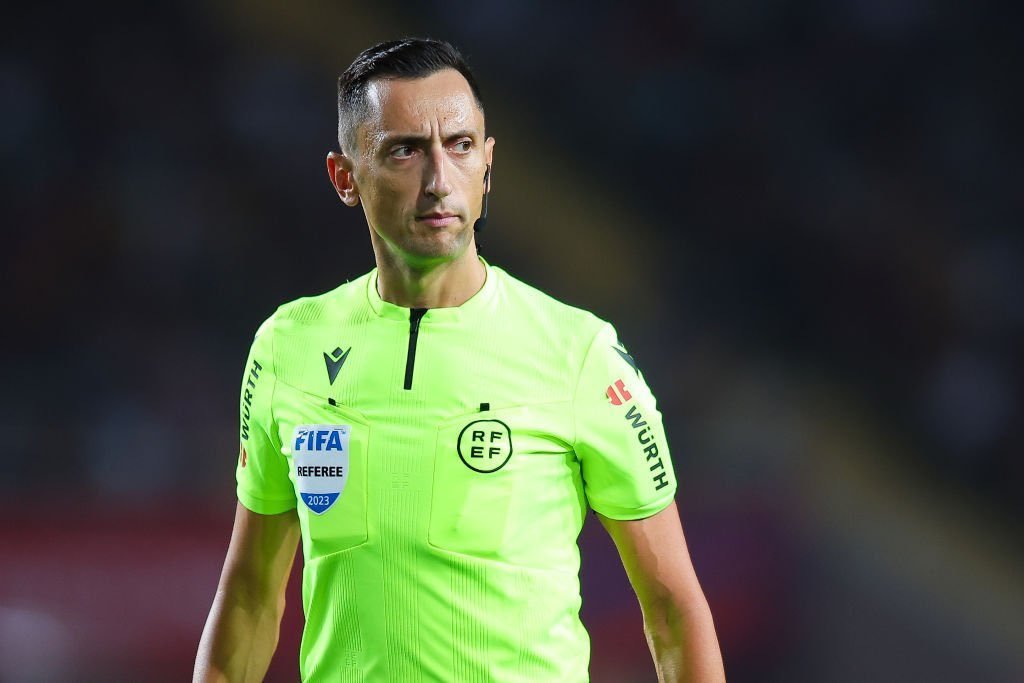 BarcaUniversal's tweet photo. ❗️The RFEF have fined Barça fir €602 because a member of the technical staff, Edu Polo, stopped the assistant referee who tried to spy on the dressing room.

— @mundodeportivo https://t.co/ZthPDLhH9F