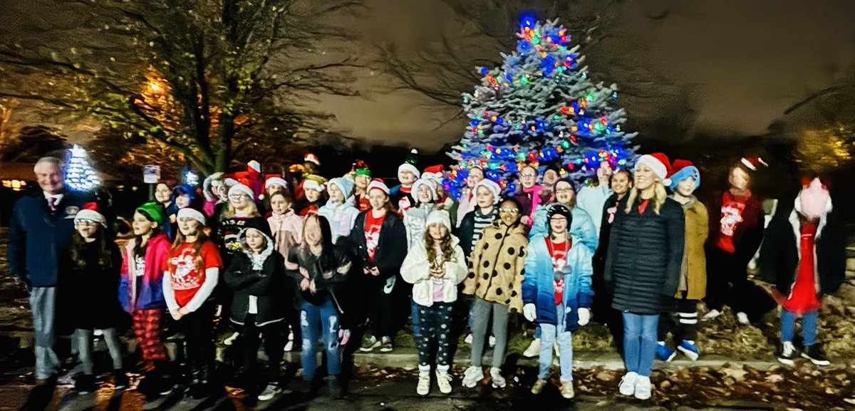 The Crusader Choir did a fabulous job at the Pleasant Valley Tree Lighting Ceremony last Friday! Tonight they have another performance and will be debuting a new @DisneyFrozen song! Can’t wait! 🎶🎄🎁🎅🏻👏 @NKCVocalMusic @NKCSchools @BritanyHarris15 @GracemorNKC