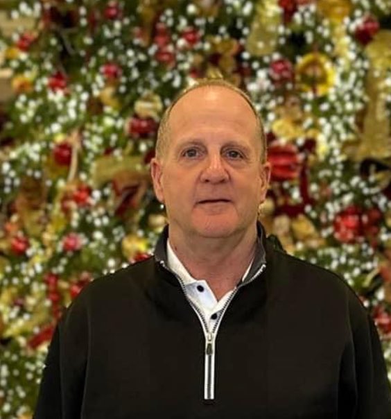 stillnothawkize's tweet photo. Phil Parker when he wins the Broyles Award vs Phil Parker when you tell him his house burned down https://t.co/DSfmJZha4P