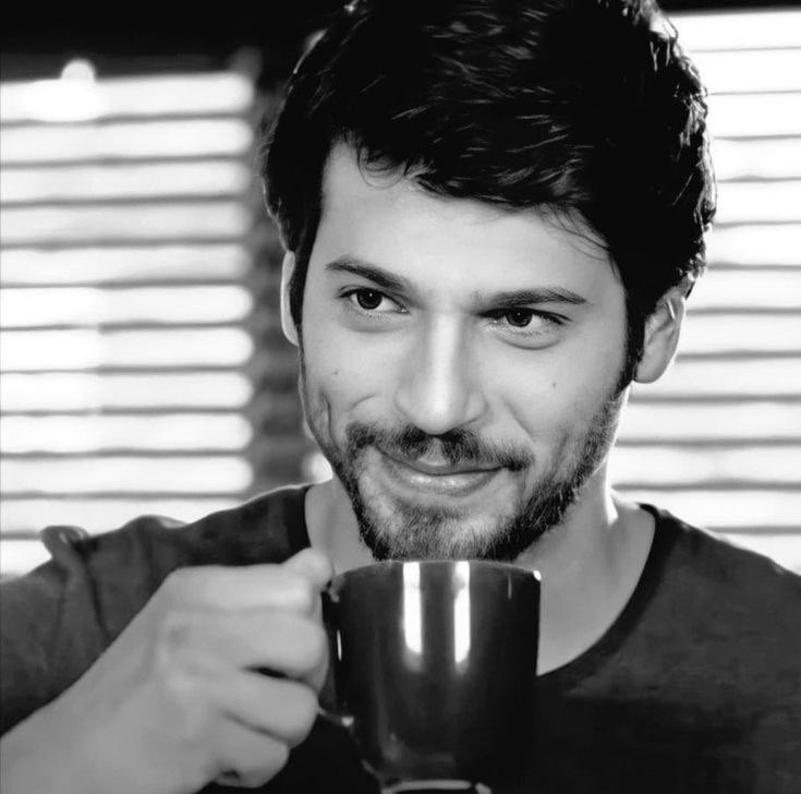 من أعتاد العزف ع آلة الخداع 

لن يتقن ابداً لحن الحقيقة...!!