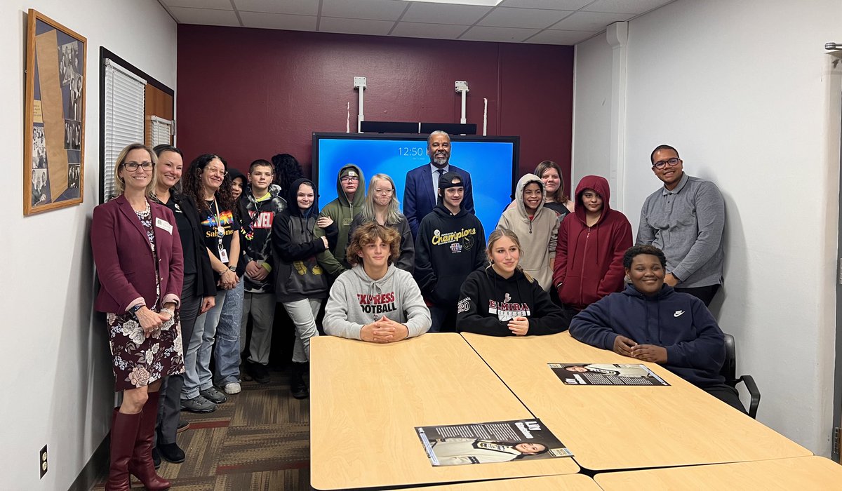Fantastic visit with @ECSD_Schools. @NYSUTStreasurer shared what @nysut had been doing to advance social justice. Elmira students inspired us all with their leadership.