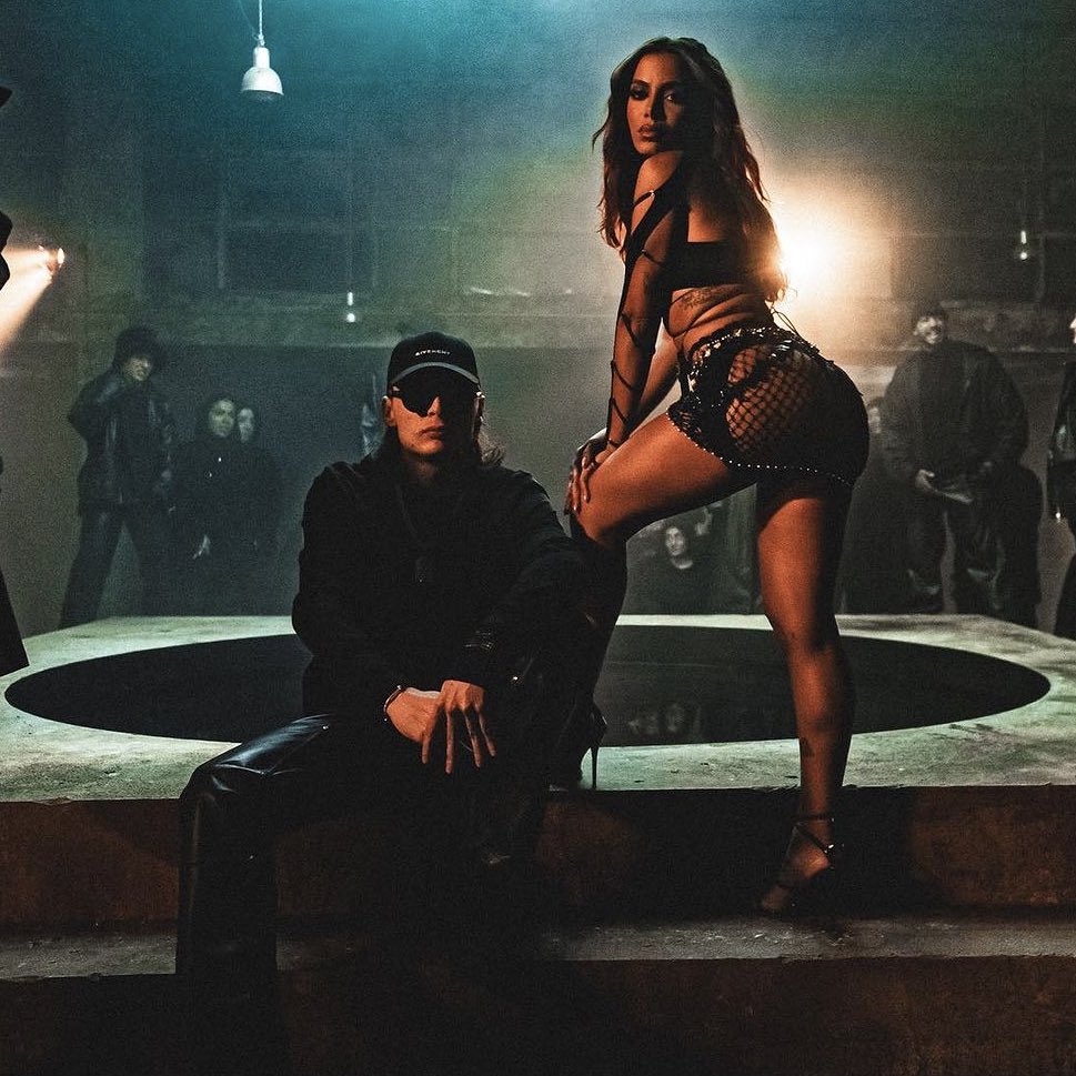 AcessoAnittaR's tweet photo. 🚨 Peso Pluma acaba de anunciar "Bellakeo", colaboração com Anitta, para o dia 7 de Dezembro.
 https://t.co/V2qptpoAQt