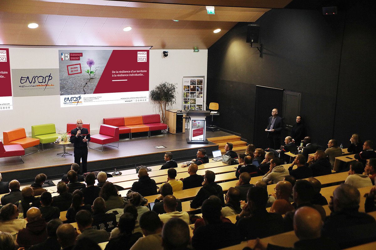 [Nocturnes de l'Ensosp🌙]
Penser l'impensable, (se) reconstruire après une catastrophe, le SIS acteur de la résilience territoriale, le Dr <a href="/MarkolfJOSSOU/">JOSSOU Markolf</a>, maître de conférences en sciences de gestion, et les cadres de l'Ensosp présentent l'approche spécifique de la résilience.