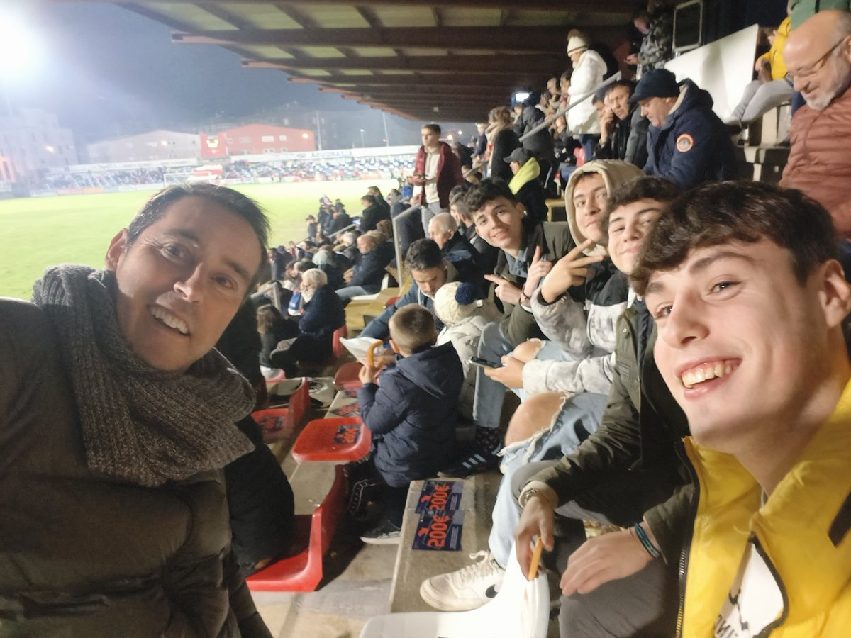 AWhitescouting's tweet photo. 40 años esperando para vivir otro partido así. Primero con mi padre. Y ahora con mi hijo. #VamosArosa  #ALomba #CopadelRey https://t.co/jQKILif86T