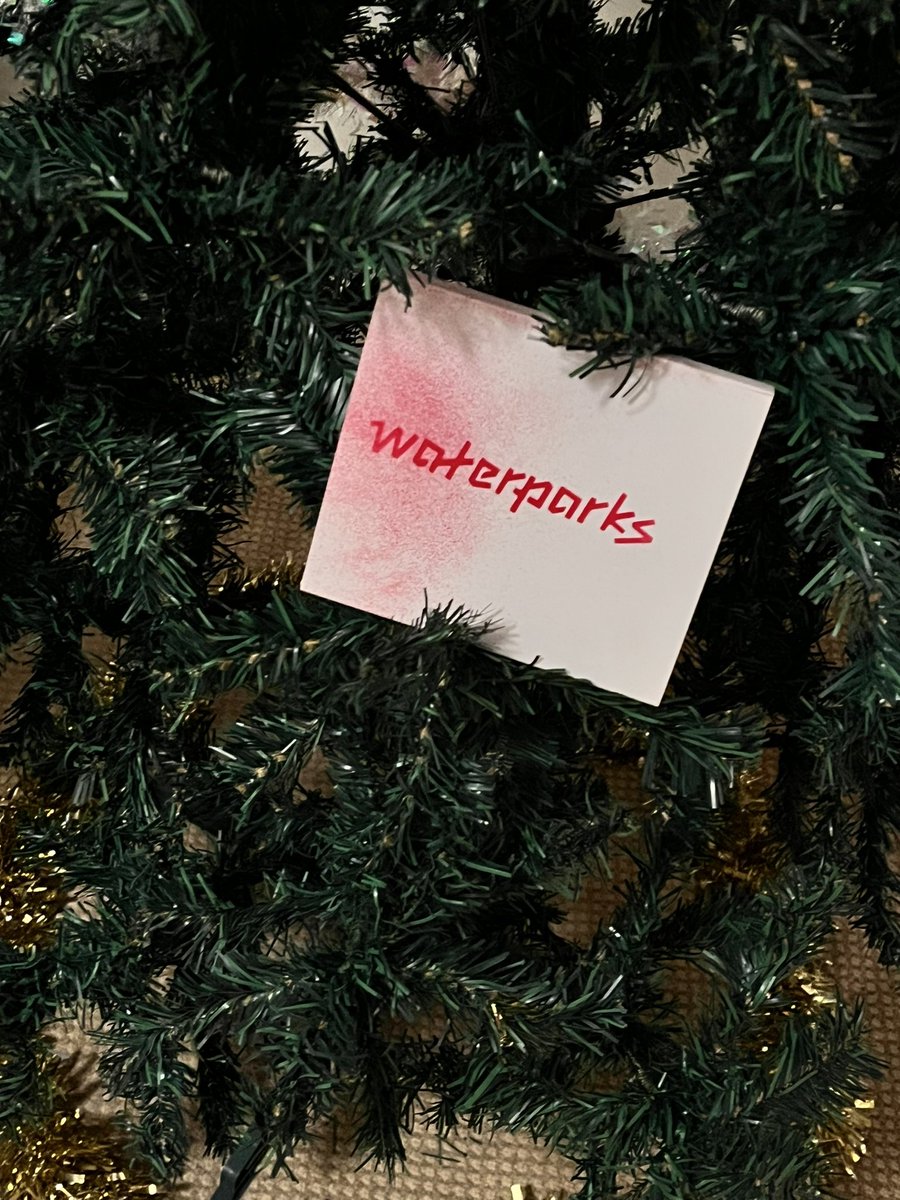 my flatmate put up a tree but we don’t have many decorations so i decided to make our tree a parxie