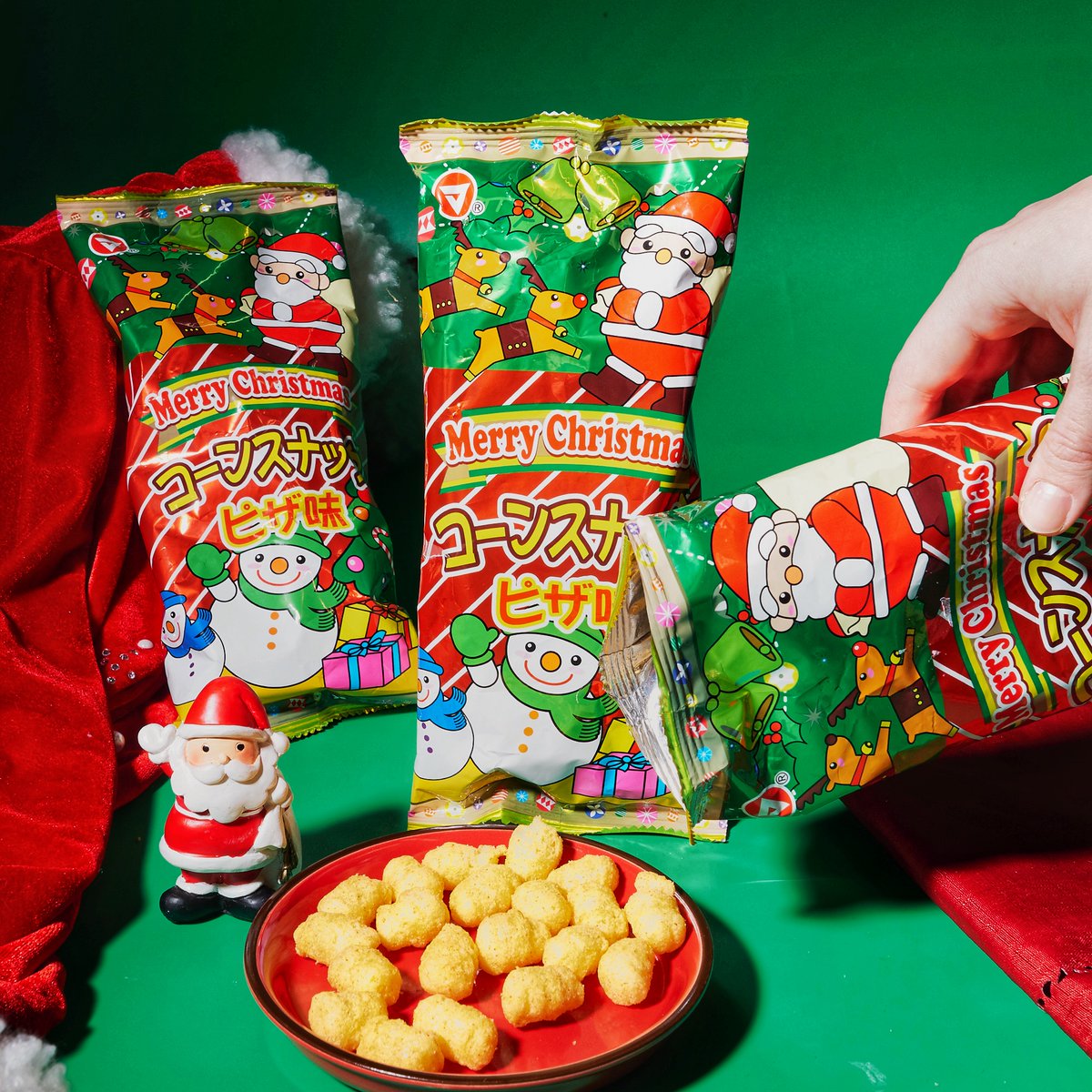 Milk & cookies, step aside! Santa's got a new fave snack!🎅 Whether it's for Santa or your Christmas party, these corn snacks are sure to be a holiday showstopper!🌽✨ Get these treats + more in the Snacktacular Christmas box by 12/15!🎄 🔗tokyotreat.com/subscribe