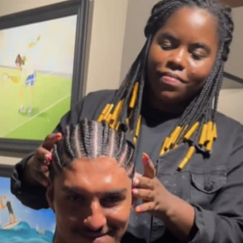 choquei's tweet photo. 🚨VEJA: Trancista que fez as tranças no cabelo do Gabriel Medina, se pronuncia após ataques: 

“Para os especialistas em tranças, o meu aluguel não vê a cor de quem tá me pagando e nem como vai pagar.” https://t.co/vNV2WfOWPl