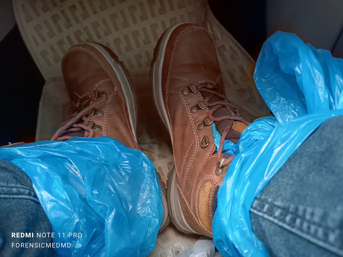 6 Şubatta deprem oldu. Tam bir hafta ayağımda poşet ile gezdim. Anladım ki ayağın sıcaksa çözemeyeceğin iş yok... Deprem bölgesinde yaşayanlar için önerim ne biliyor musunuz ? Mutlaka bir zulanız, o zulada 3-5 çorap ve ayakkabınız olsun. Ben 1 hafta ıslak ayakkabı ile çalıştım.