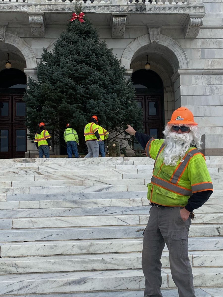 The Independent Man is down and now the Christmas tree is going up. A big day here at the State House!🎄🎅🏼
