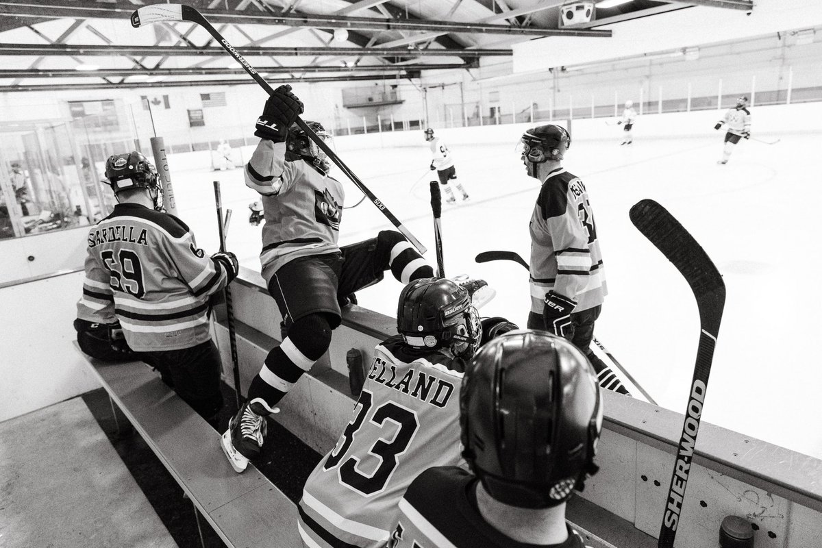 LaurenGarbutt1's tweet photo. When you’re a portrait turned occasional hockey photographer #wnhl https://t.co/0c0zPiOdIU