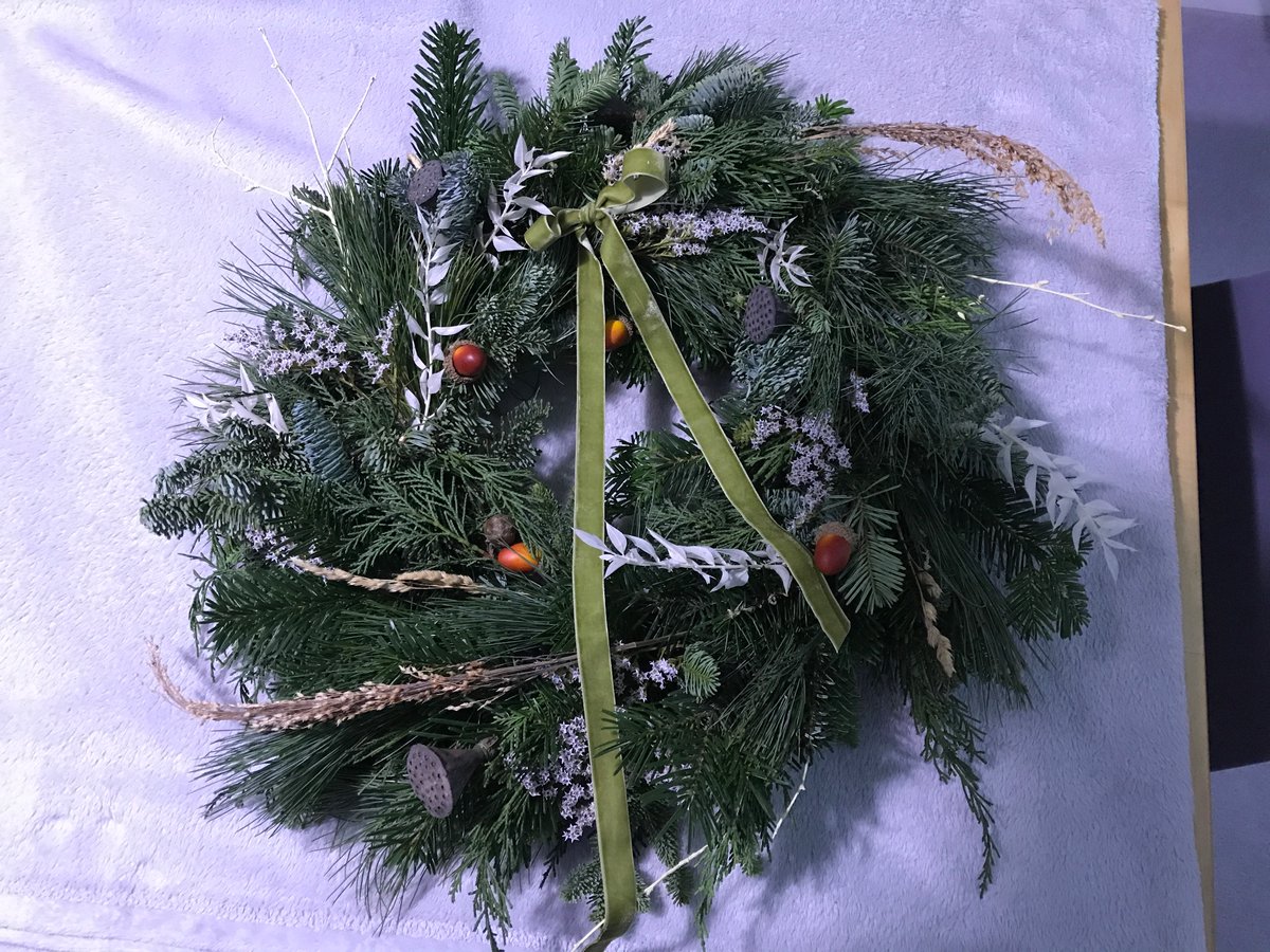 Zoë has just made the wreath for the front door 🎄