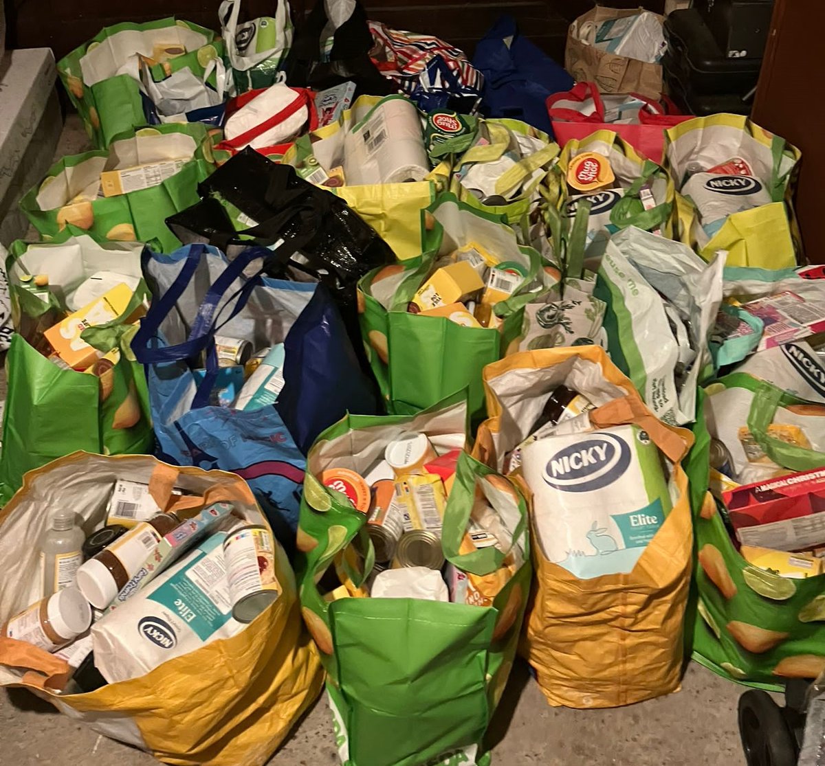 ParkheadPrimarySchool (@parkheads) on Twitter photo No one should have to choose between the essentials Thanks to the help of Mrs Russell our staff have made generous donations to <a href="/wlfoodbank/">West Lothian Foodbank</a>
We have managed to provide 23 families with Christmas dinner for 4 people!!
<a href="/LoveWestLothian/">West Lothian Council</a> @TrussellTrust #foodbanks #feelthelove No one should have to choose between the essentials Thanks to the help of Mrs Russell our staff have made generous donations to <a href="/wlfoodbank/">West Lothian Foodbank</a>
We have managed to provide 23 families with Christmas dinner for 4 people!!
<a href="/LoveWestLothian/">West Lothian Council</a> @TrussellTrust #foodbanks #feelthelove