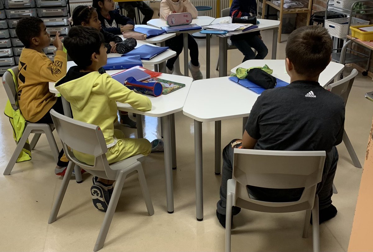 CroattoSandrine's tweet photo. #CNR #NEFLE 
De la promesse à la réalisation !
Nos classes équipées en mobilier flexible @CiteEdMetzBorny pour enseigner côte à côte, coopérer et adapter l’organisation aux besoins des élèves #differenciation #groupesdeniveaux 
@Dsden57 @RLaganier @HuartJean @GabrielAttal https://t.co/74QIHiaL1U