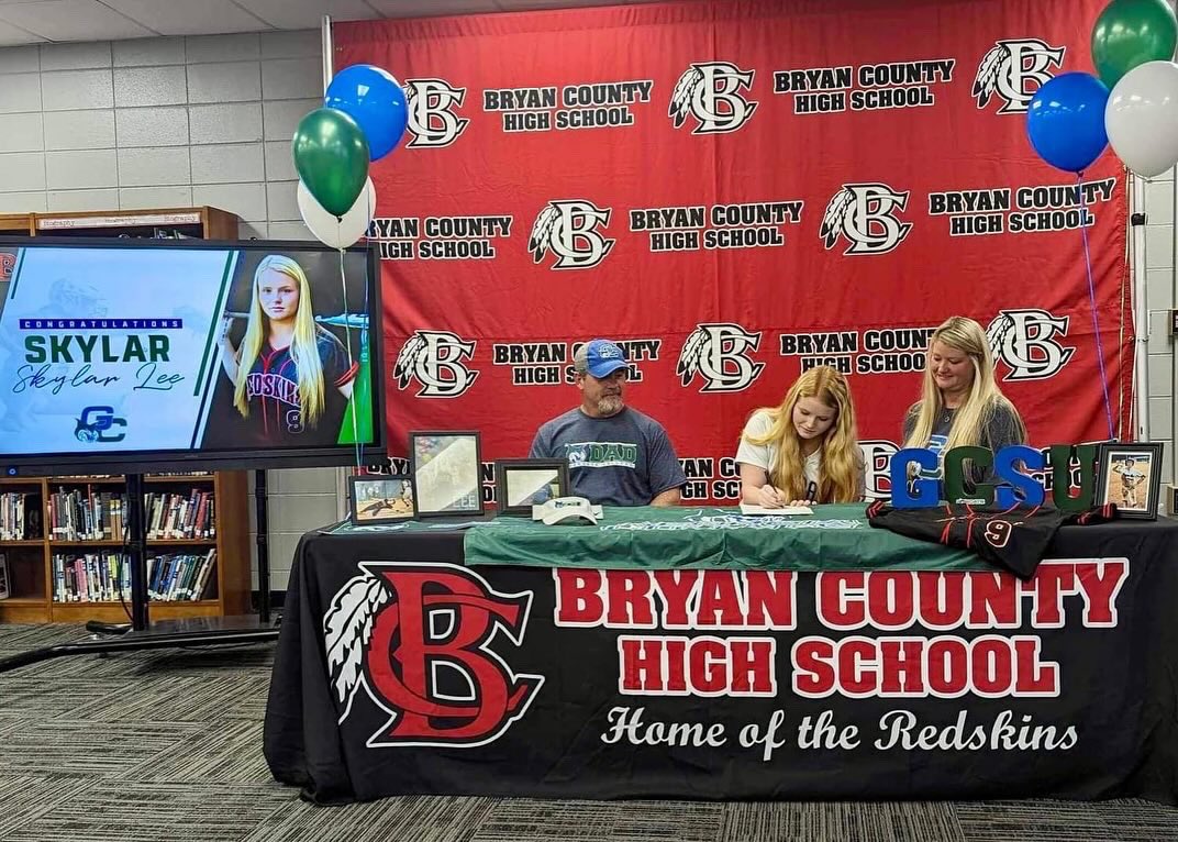 Skylarlee2024's tweet photo. It is officially OFFICIAL I’m a BOBCAT!!!💚💙Thank you to everyone that has helped me get to where I am today @GCSU_Softball @CoachBellamy4 https://t.co/nUJE1yfbex