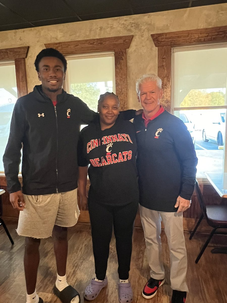 Zaravion Johnson (@zaravionj) on Twitter photo Had a great visit from <a href="/DB_CoachCoombs/">Kerry Coombs</a> today excited for what the future holds!!β€οΈπ€<a href="/GoBearcatsFB/">Cincinnati Football</a> <a href="/CincyBearcats/">The Movement β¦</a> Had a great visit from <a href="/DB_CoachCoombs/">Kerry Coombs</a> today excited for what the future holds!!β€οΈπ€<a href="/GoBearcatsFB/">Cincinnati Football</a> <a href="/CincyBearcats/">The Movement β¦</a>