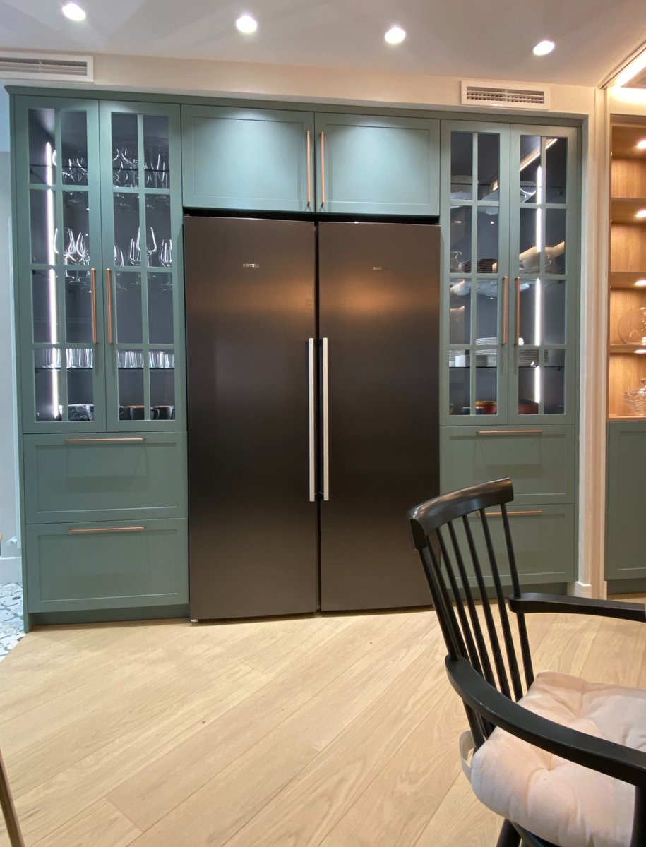inkococinas's tweet photo. Acabados en verde y madera, con tiradores alargados en bronce rosado y un porcelánico blanco intenso.
#Inkococinas #INKOCOCINAS #cocinaamedida #cocinaconestilo #cocinaydiseño #cocinapersonalizada #mueblemural #openconceptcocina #cocinaysalon #openconcept #cocinaverdeymadera https://t.co/OojCbLhMyG