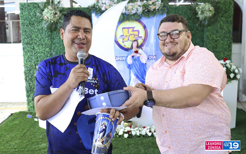 el19digital's tweet photo. Acompañado de los fuegos pirotécnicos, cantos marianos, el fervor, devoción y religiosidad, el Grupo CODISA y El 19 Digital finalizaron este 5 de diciembre el novenario a la Purísima Concepción de María. https://t.co/LXjj2sMAT1