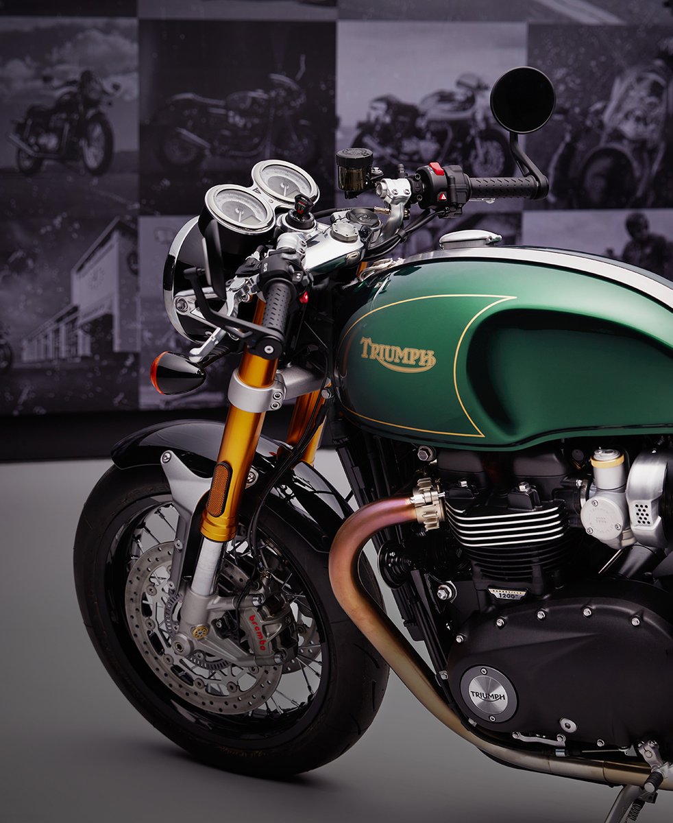 TriumphAmerica's tweet photo. With a Competition Green metallic paint scheme, hand-painted gold-line detailing and gold heritage Triumph logo, the #ThruxtonFinalEdition embodies classic British heritage style.
#ForTheRide #TriumphMotorcycles #TriumphThruxton1200 https://t.co/GMP9aAAqst