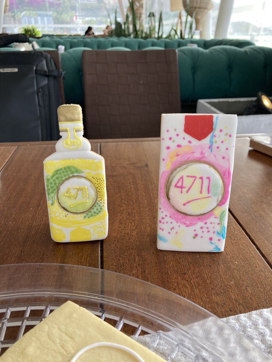 HorneArtePeru's tweet photo. Holas 🤩

Ayer tuvimos un evento y le enseñamos a decorar galletas a las invitadas a la presentación de una de las fragancias de la nueva línea juvenil de 4711 Remix. Se divirtieron 🎉, se relajaron, hasta se vacilaban entre ellas 😂, y todo oliendo bien rico a glasé y perfume 😋 https://t.co/FFXAQKLY4t