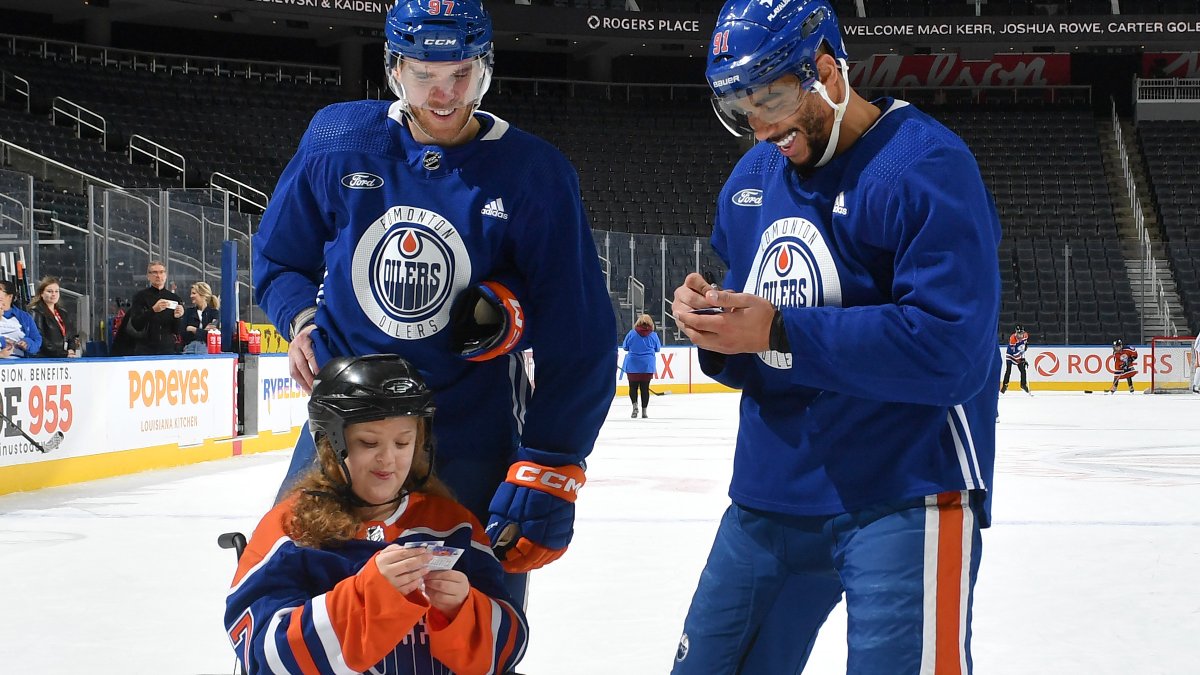 EdmontonOilers's tweet photo. We had very special guests from @MakeAWishNAB join us on the ice after practice as part of #Oilers Make a Wish Day at @RogersPlace 🫶 https://t.co/Fxf8vvhsAG