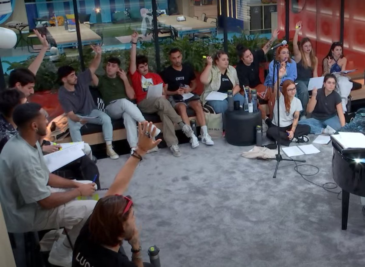 Todas estas personas han levantado la mano cuando Manu Guix preguntó quién NO se sabe 'Dime' de Beth. 
Están automáticamente canceladas por no conocer el himno de España #OTDirecto5D