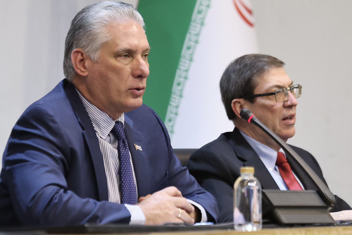 PresidenciaCuba's tweet photo. ✍️| Aspiramos a que Irán se convierta en un actor económico importante dentro del modelo de desarrollo de #Cuba, señaló el presidente @DiazCanelB en un encuentro con más de 150 empresarios iraníes.

#DíazCanelEnIrán

https://t.co/AMeZYVRj17 https://t.co/MeabD1cIjr