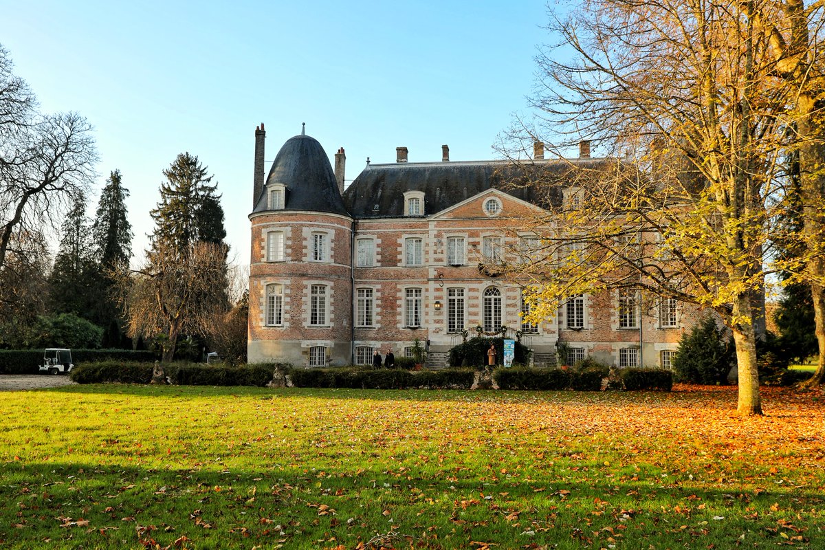 PierreOlley's tweet photo. 🔴 Un week-end tellement enrichissant au château de la Ferté-Beauharnais, où était organisée la 1ère édition du Salon du Livre d'Art et d'Histoire de Sologne, avec des conférences de très grande qualité ! Bravo @EtienneChilot et @enguerranlg pour l'organisation ! 👏 https://t.co/l78b0hH7YA