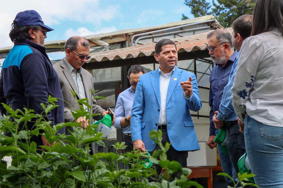 AgriculturaEc's tweet photo. #Quito📍| El ministro @DPalaciosEc recorrió las instalaciones de @INIAPECUADOR y @AgrocalidadEC, en #Tumbaco. Destacó el equipamiento de los laboratorios🔬 y las capacitaciones que dan los técnicos a los productores de todo el país  👨🌾.

#ElNuevoEcuador 🇪🇨 https://t.co/FwteWsEgCE