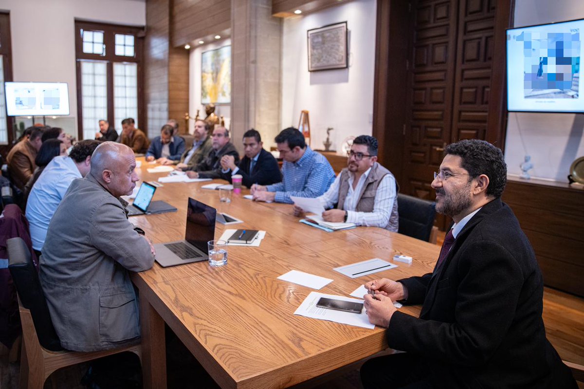 martibatres's tweet photo. Junto con funcionarios y empresas realizamos reunión informativa de avances de la obra de la Línea 3 de Cablebús. https://t.co/3zXRE34zU4