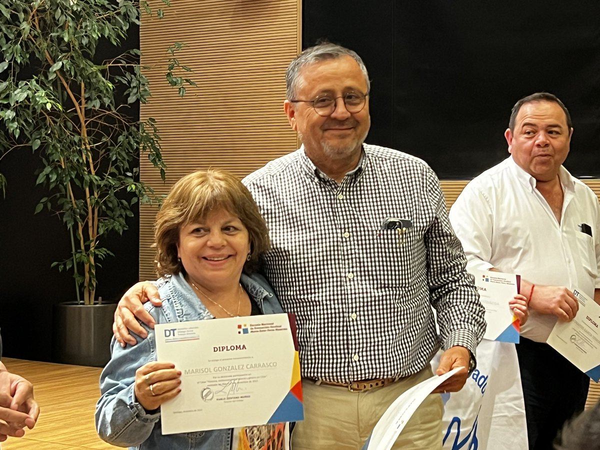 👉🏻Los reconocimientos son entregados por el subdirector <a href="/cristianpub/">cristian umaña</a>, el jefe del Departamento de Relaciones Laborales, Luis Villazón y presidenta <a href="/gremial_agal/">AGAL - Abogadas y Abogados Laboralistas de Chile</a>, Carmen Espinoza