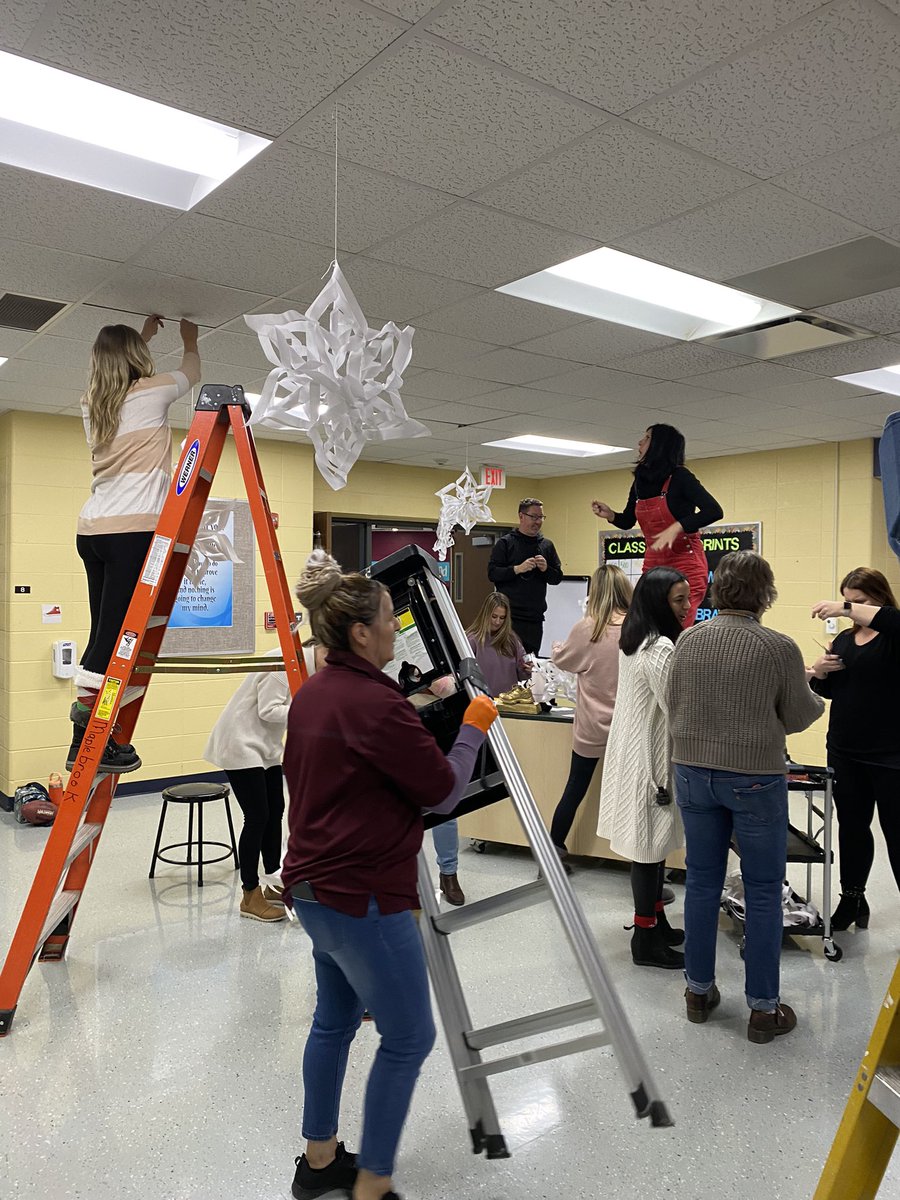 Maplebrook_203's tweet image. The Maplebrook Elves prepared a special surprise for our December Fun Day tomorrow! ❄️