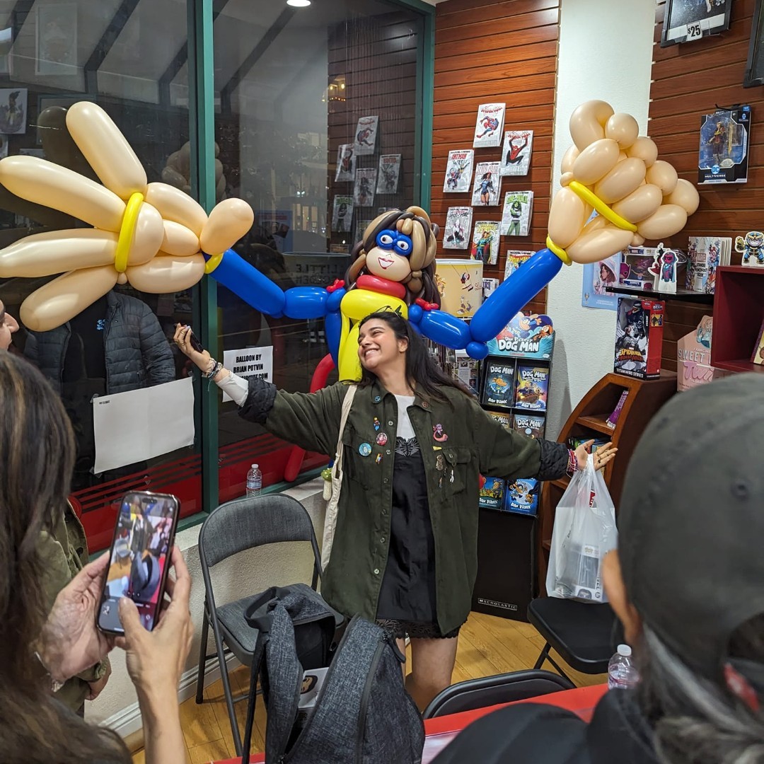 CultureCrave's tweet photo. Iman Vellani at a signing event for her #MsMarvel comic book series 💥

📷 collectorsparadise_noho | IG https://t.co/QnHsPQz5T8
