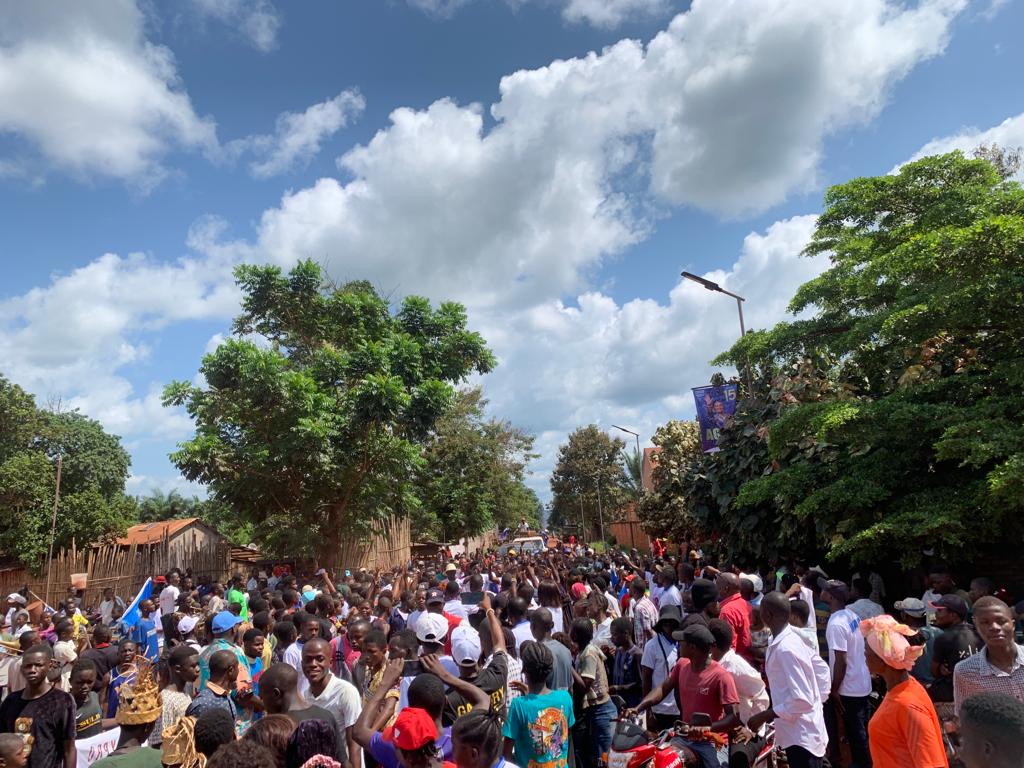 NgazwaJean's tweet image. #BUTA🔥🔥 #BUTA 🔥🔥
Il n'est pas arrivé la nuit! Il n'a pas mobilisé avec l'argent comme les autres !
Le candidat Président de la république Me @ConstantMutamba n•2️⃣  fait carton plein à BUTA ! Toko voter yo na nko scande la population 
🔥🔥✌️✌️✌️