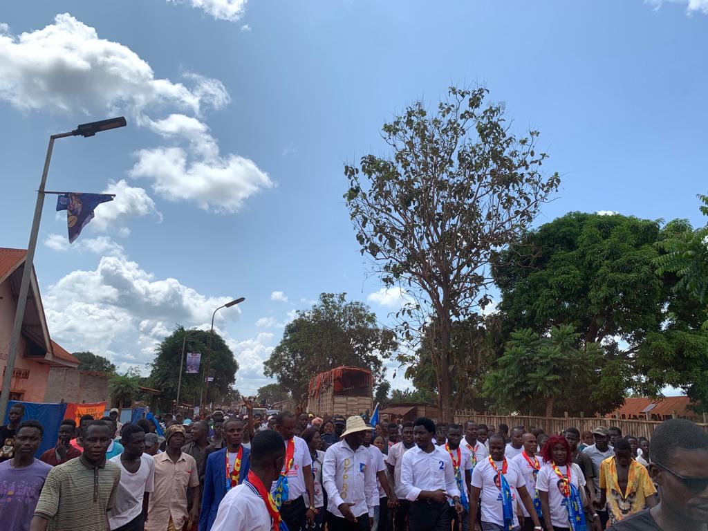 NgazwaJean's tweet image. #BUTA🔥🔥 #BUTA 🔥🔥
Il n'est pas arrivé la nuit! Il n'a pas mobilisé avec l'argent comme les autres !
Le candidat Président de la république Me @ConstantMutamba n•2️⃣  fait carton plein à BUTA ! Toko voter yo na nko scande la population 
🔥🔥✌️✌️✌️