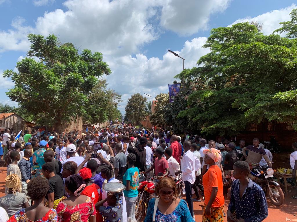 NgazwaJean's tweet image. #BUTA🔥🔥 #BUTA 🔥🔥
Il n'est pas arrivé la nuit! Il n'a pas mobilisé avec l'argent comme les autres !
Le candidat Président de la république Me @ConstantMutamba n•2️⃣  fait carton plein à BUTA ! Toko voter yo na nko scande la population 
🔥🔥✌️✌️✌️