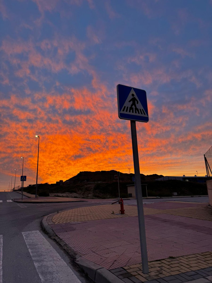 Secretoillescas's tweet photo. Espectacular Amanecer 
@PCI_UrbanCM

#Amanecer #Illescas
#AmanecerIllescano
#amanecerunicos
#amanecerbonitos
#atardeceresporelmundo
#Amaneceres #amaneceresmagicos
#Otoño  #fotografia   #fotografiapaisaje #Naturaleza #Diciembre #Estoes_CastillaLaMancha  #secretosdeillescas https://t.co/qYIevaVFlT