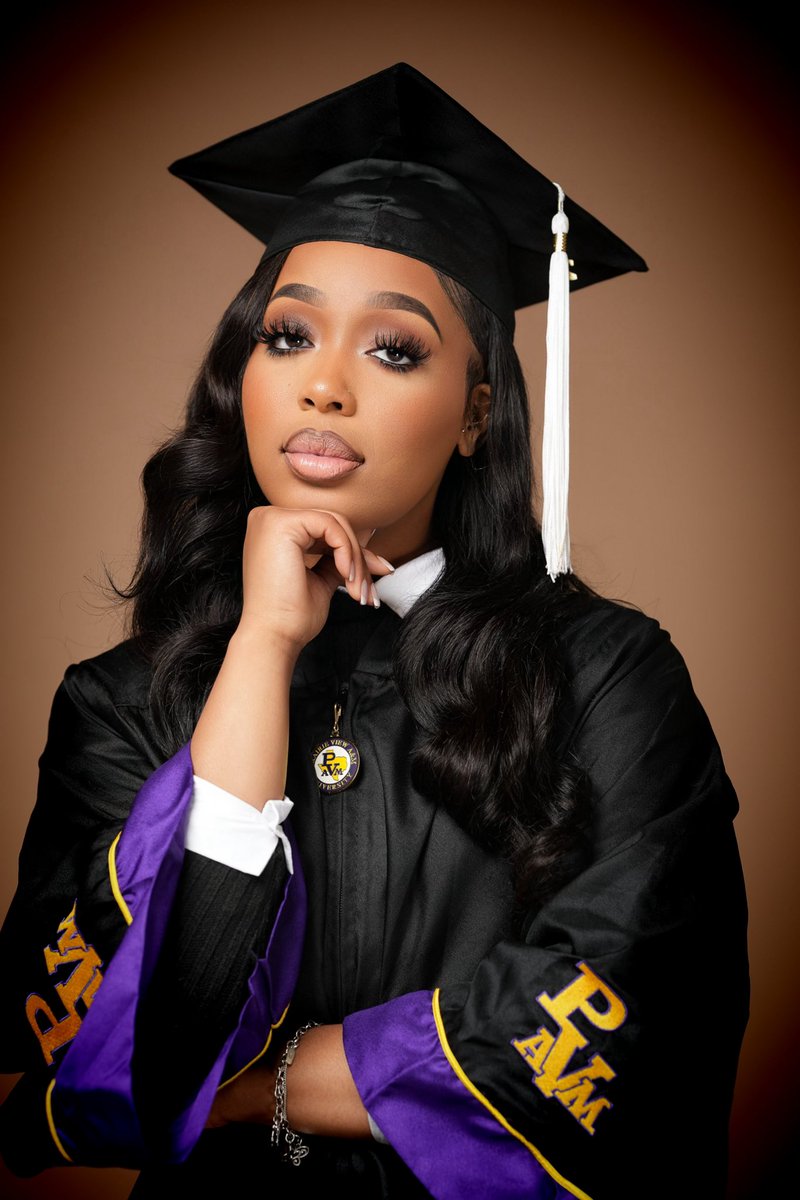 Shamari Johnson Bachelors in Health Science ! From THEE Prairie View A&amp;M University 💛💜 #hbcugrad #pvgradswag #pvamu #hbcubuzz 

📸- @graphicjones