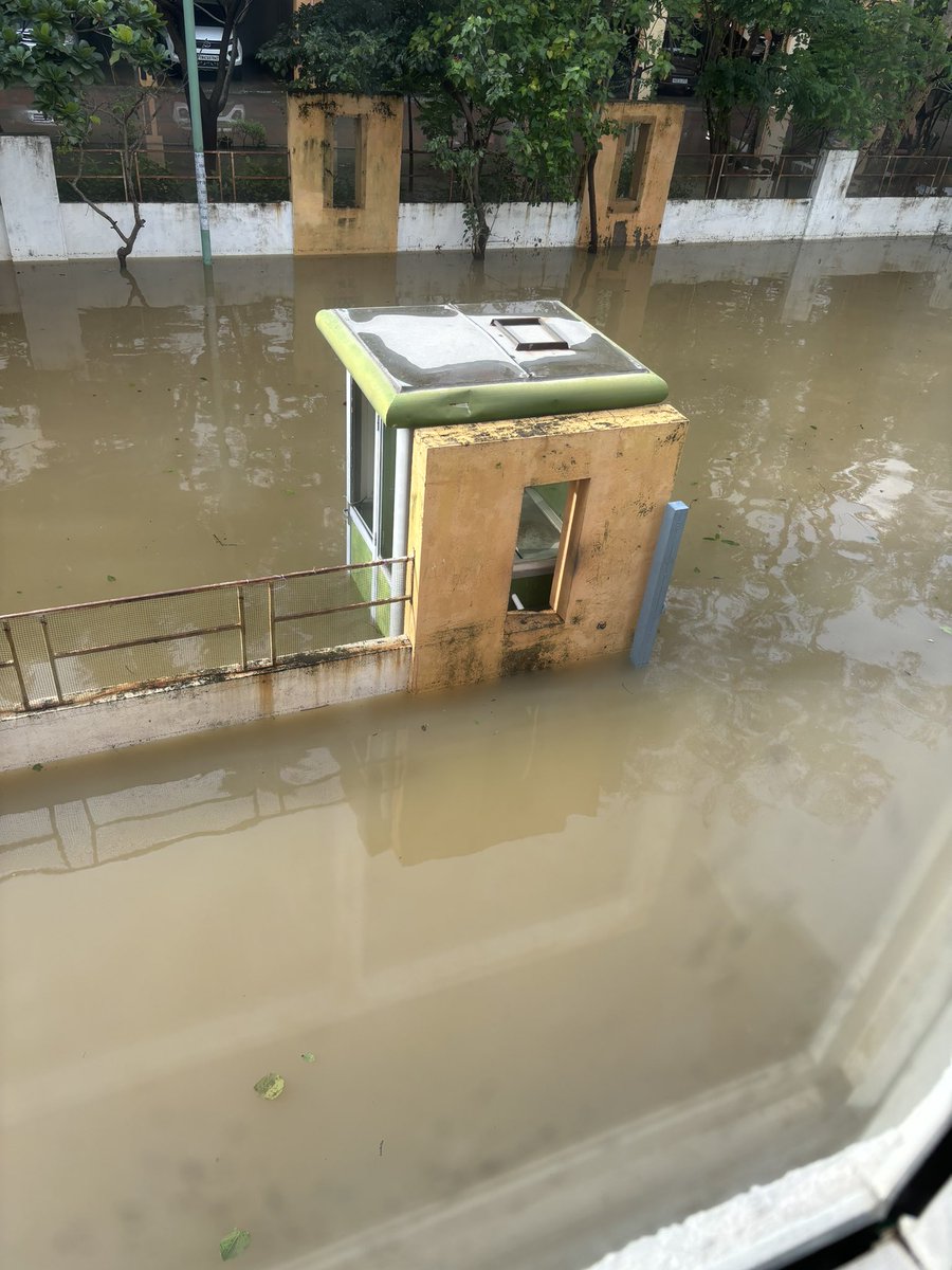 Sethu_ER's tweet photo. Need immediate help! Bollineni Hillside Apartments, Perumbakkam. 

No power, No water for more than 48 hours. Received no help yet. Seems it’ll take 2-3 more days for the water to drain. 

@chennaicorp 

#ChennaiFlood #ChennaiRain https://t.co/0Ty6Rsviv1