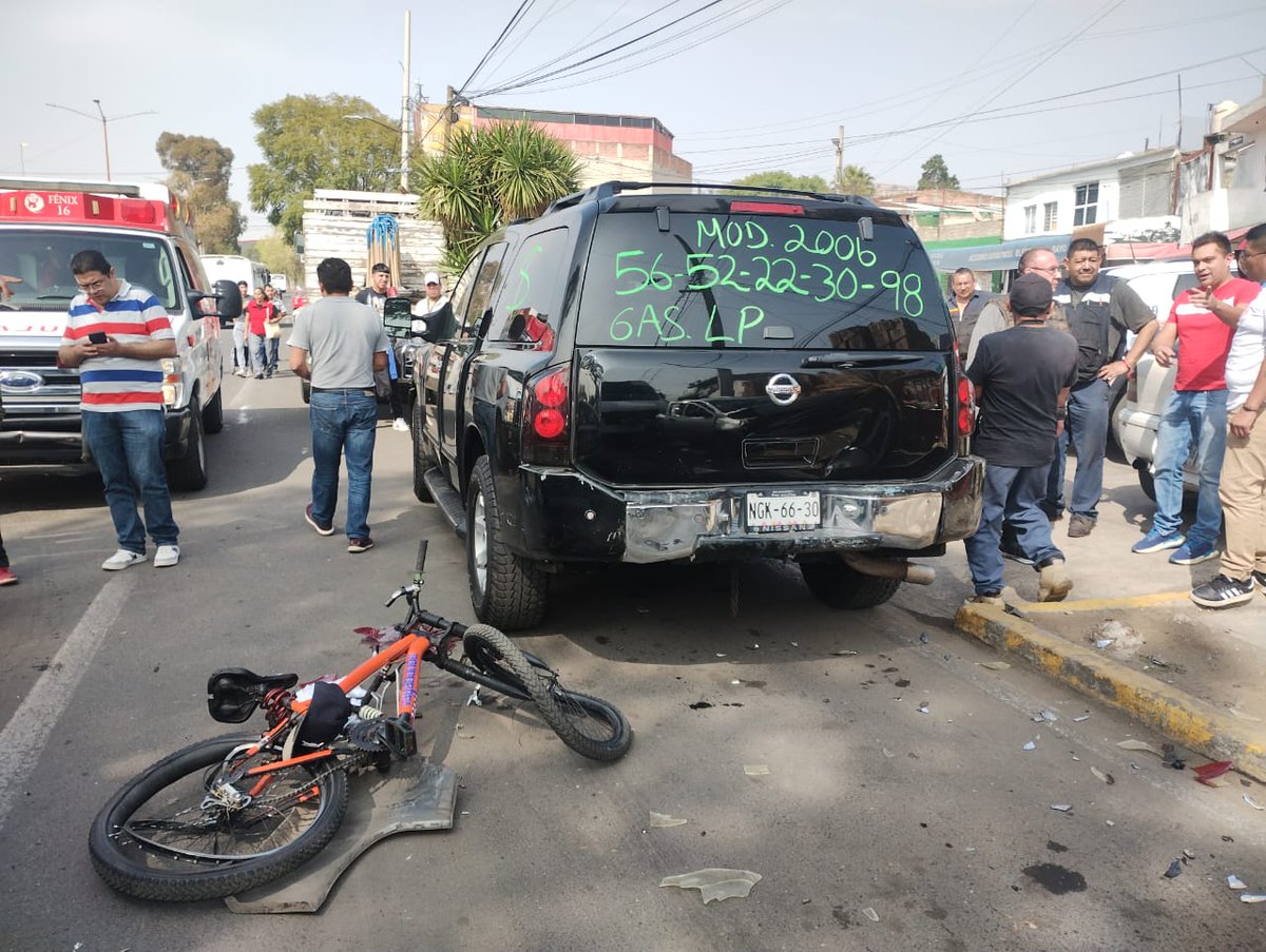 Transito_Vtlane's tweet photo. Percance vehicular en Av. Toltecas y Acambay,  Fraccionamiento la Romana, vehículo y bicicleta se trasladan al Ministerio Público. https://t.co/GP6xcGFCoG